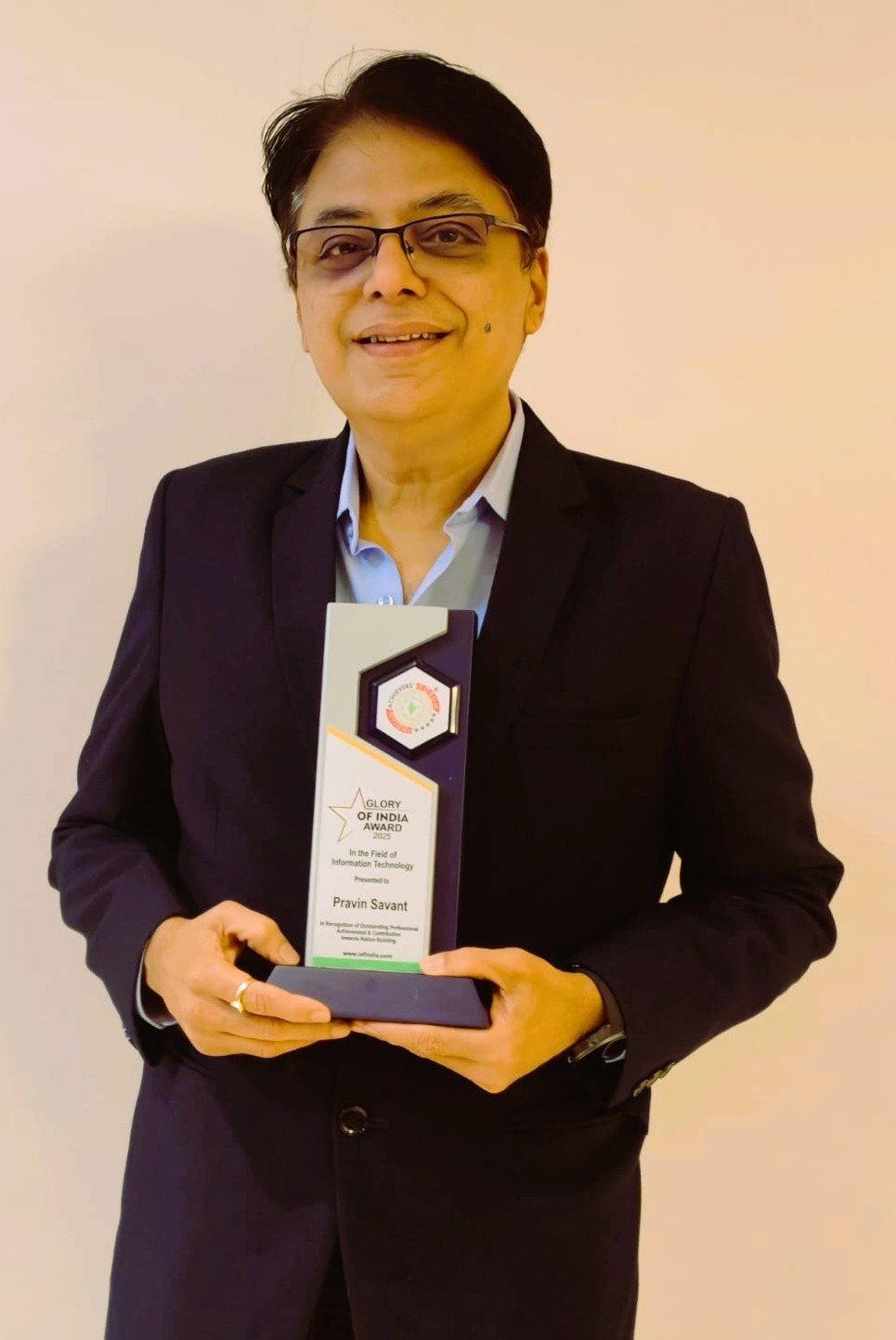 Pravin savant with trophy