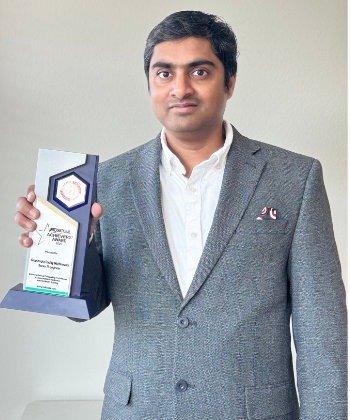 Gnanendra Reddy with Indian Achiever Award